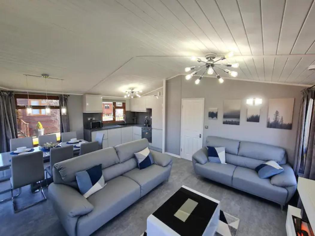 4 Bed Luxury Lodge With Hot Tub Near Lake District Warton  Exteriör bild