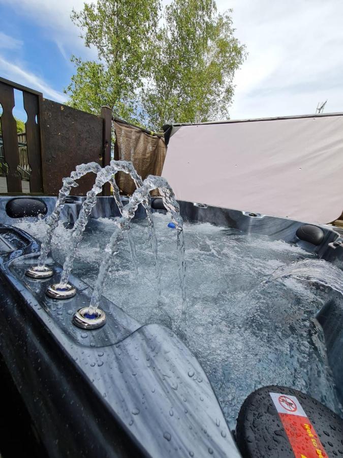 4 Bed Luxury Lodge With Hot Tub Near Lake District Warton  Exteriör bild